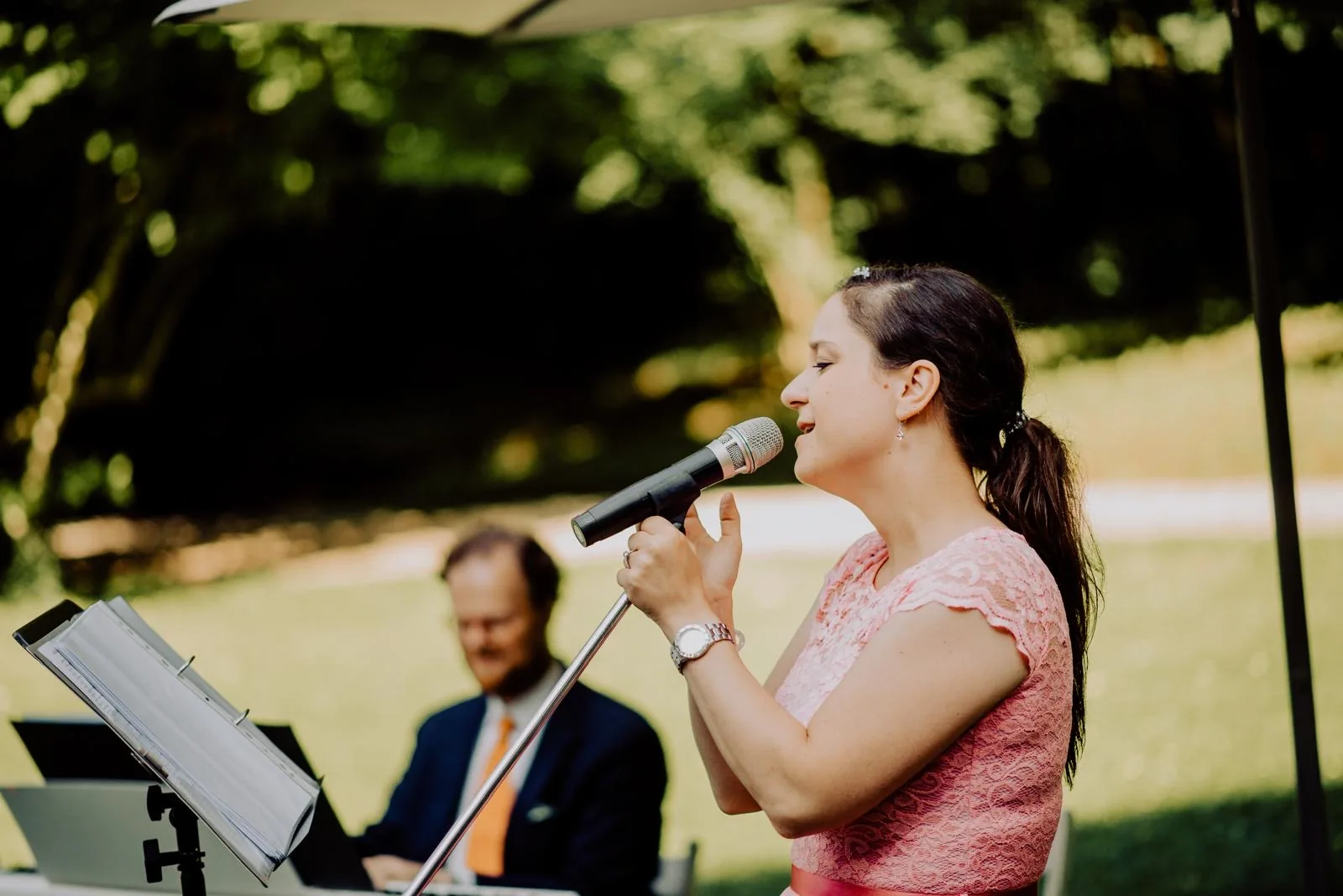 Melanie singt bei einer Trauung, während Uli sie am Klavier begleitet